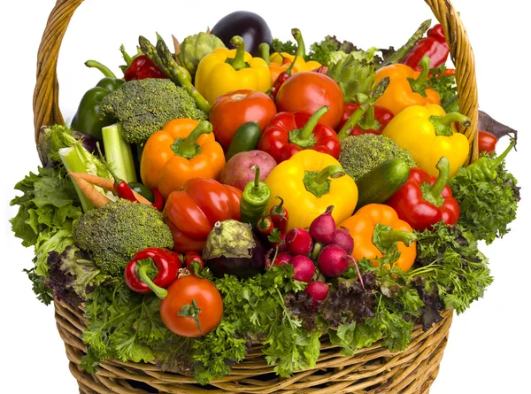 Canasta de verduras desbordante —  Fotos de Stock