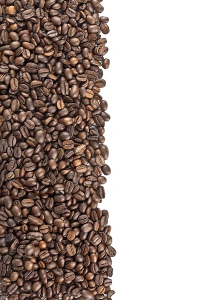 Geröstete Kaffeebohnen auf einer weißen Oberfläche — Stockfoto
