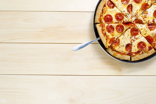 Pizza op de pan — Stockfoto