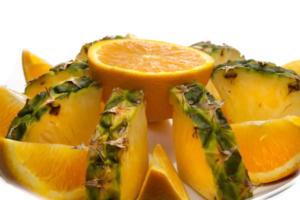 Apelsin och ananas tallrik — Stockfoto