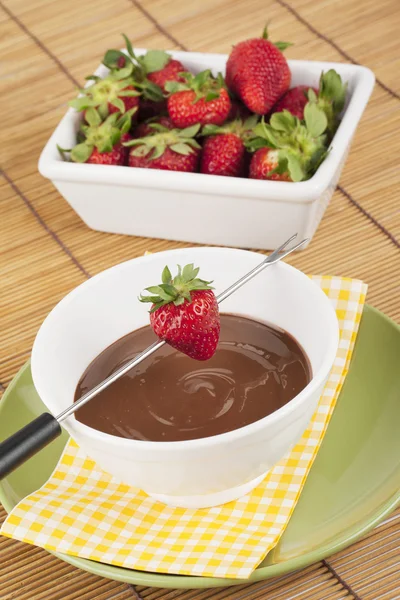Strawberries and chocolate syrup — Stockfoto