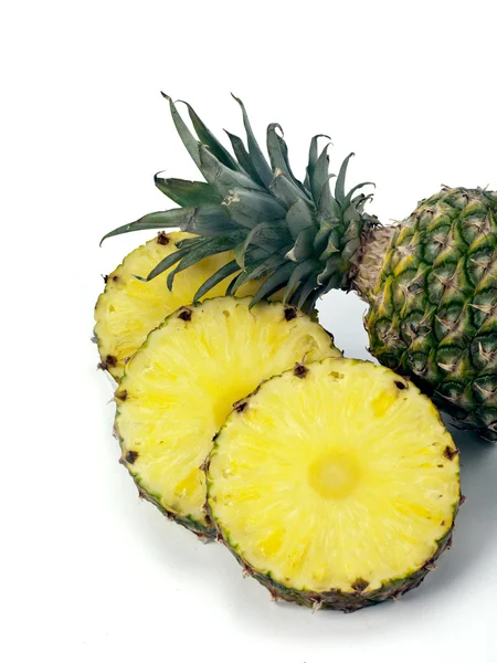 Ananas üst ve beyaz dilimleri — Stok fotoğraf