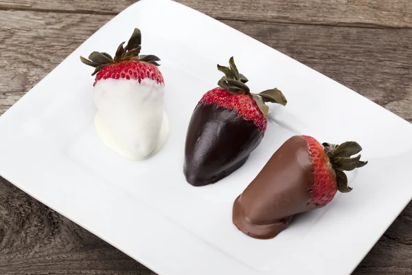 Aardbeien met chocolade dip — Stockfoto