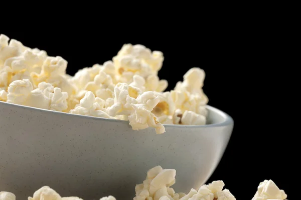 Popcorn na bílé misce — 图库照片