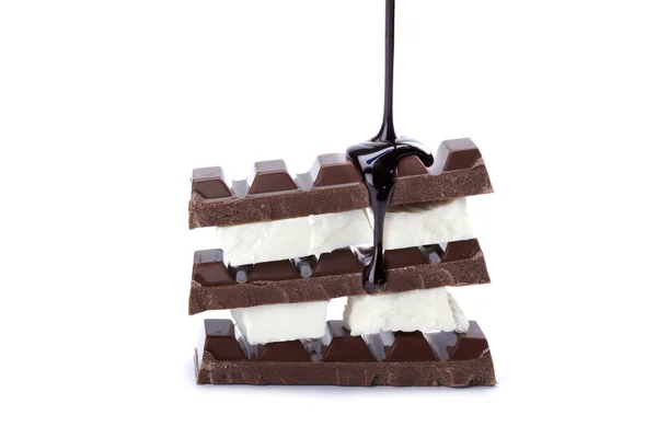 Capas de chocolates con almíbar — Foto de Stock