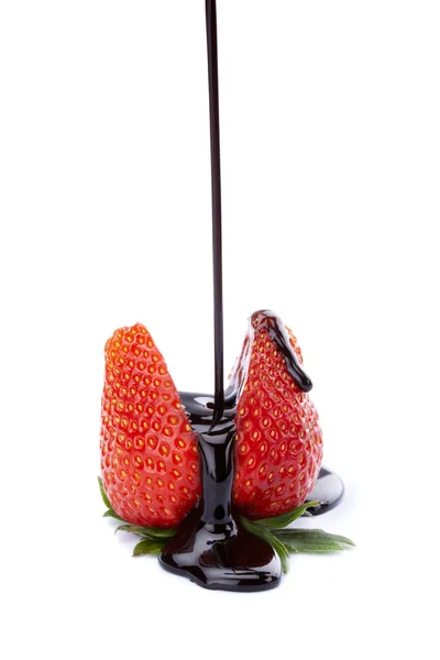 Schokolade zwischen Erdbeeren gießen — Stockfoto