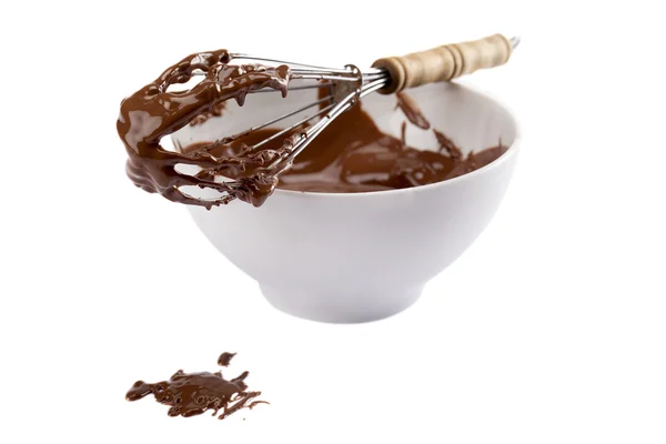 Kleverige chocolade met ei klopper — Stockfoto