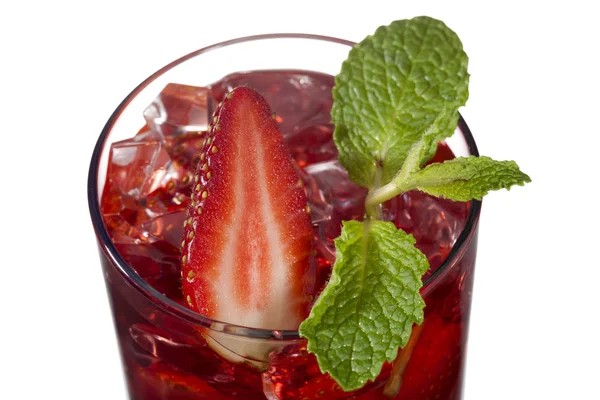 Erdbeergetränk mit Erdbeerscheibe und Minzblatt — Stockfoto