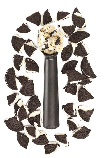 Scoop di biscotti e gelato alla crema con biscotto al cioccolato — Foto Stock