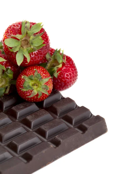 Strawberry bredvid chokladkaka — Stockfoto