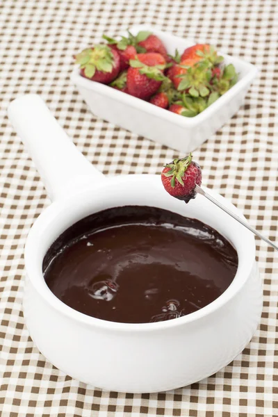 Morango mergulhado em xarope de chocolate — Fotografia de Stock
