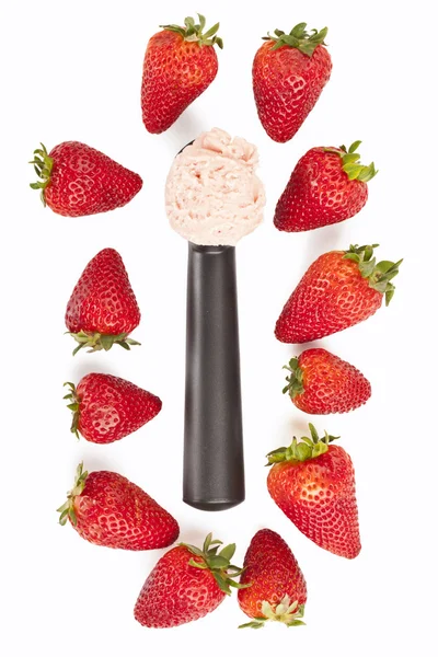 Scoop con helado rodeado de fresas —  Fotos de Stock