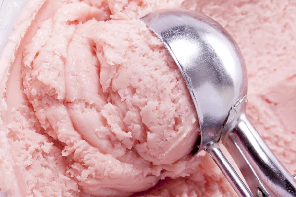 Jahodová zmrzlina a naběračka — Stock fotografie