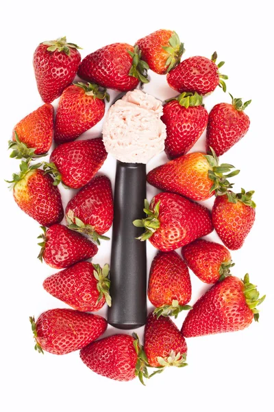 Erdbeereiskugel und Erdbeeren — Stockfoto