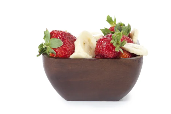 Aardbeien en banaan segmenten in kom — Stockfoto