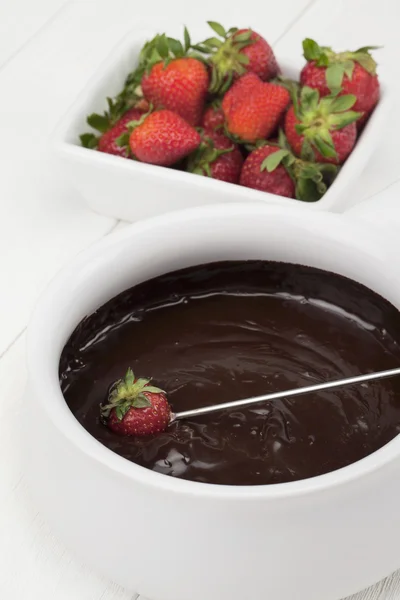 Erdbeeren und Schokoladensirup — Stockfoto