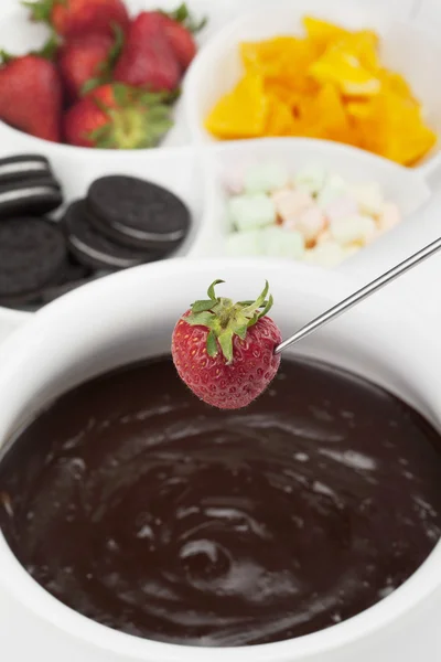 Erdbeere und geschmolzene Schokolade — Stockfoto
