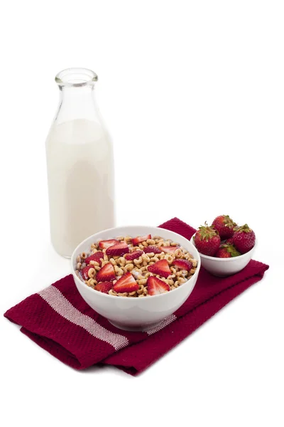 Jordgubbar och mjölk på spannmål — Stockfoto
