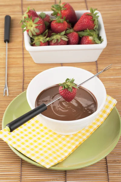 Truskawki i rozpuszczoną czekoladę — Zdjęcie stockowe