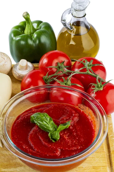 Tomatensaus met tomaat olijfolie groen papier en paddestoel — Stockfoto