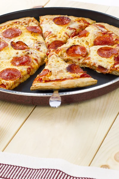 Pizza segmenten op koekenpan — Stockfoto