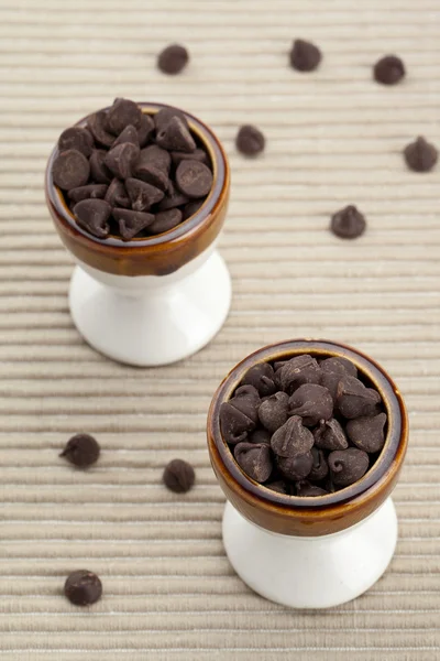 チョコレートのキスの 2 つのカップ — ストック写真