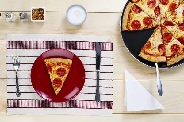 Ломтик пиццы на тарелке — стоковое фото