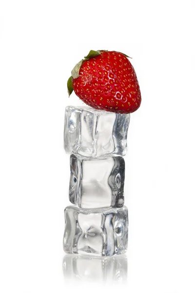 草莓在顶部与冰块的堆栈 — 图库照片