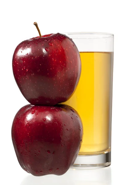 Στοίβα τα μήλα και ποτήρι χυμό — Φωτογραφία Αρχείου