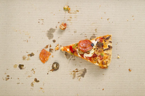 Slice pizza på rutan — Stockfoto