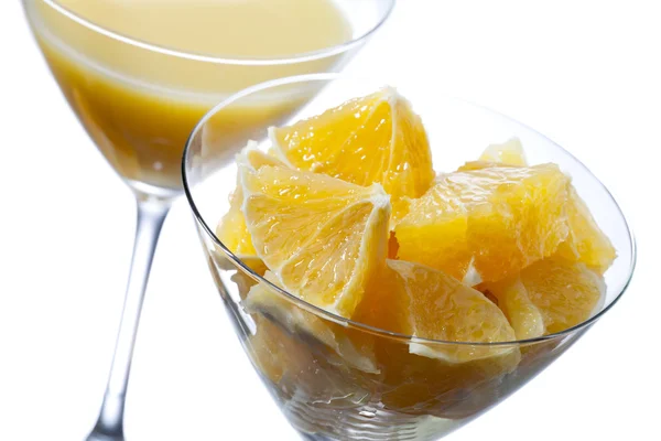 Dois copos de martini com suco de laranja e fatia de laranja — Fotografia de Stock