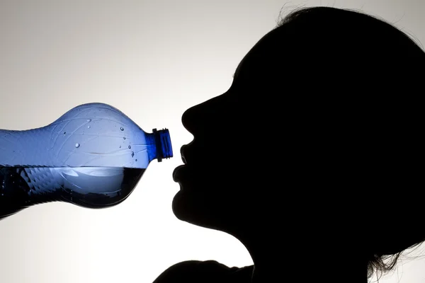 Acqua potabile femminile assetata — Foto Stock