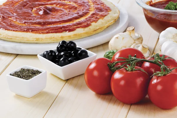 Ciasto do pizzy pomidorowy — Zdjęcie stockowe