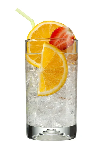 Vista de rodajas de naranja y fresa en vaso lleno de cubitos de hielo —  Fotos de Stock