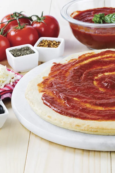 Image verticale des ingrédients de la pizza — Photo