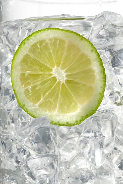 Вид ломтика лимона в кубиках льда — стоковое фото