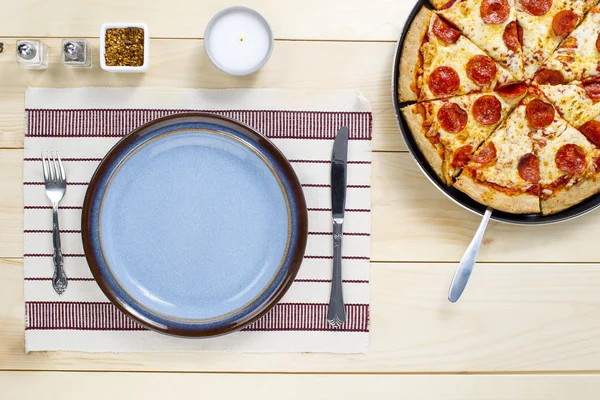Vista superior del utensilio de mesa y la pizza — Foto de Stock