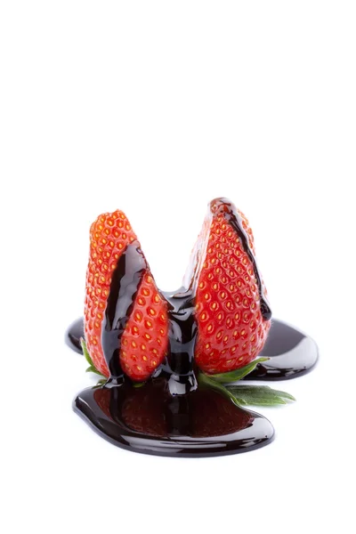 Erdbeere in Scheiben geschnitten mit geschmolzener Schokolade lizenzfreie Stockbilder