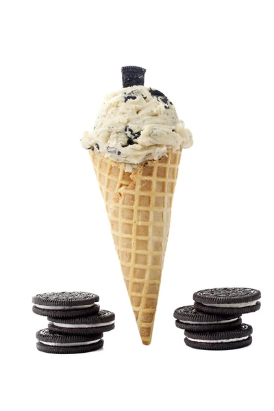 Sorvete de biscoito em um cone — Fotografia de Stock