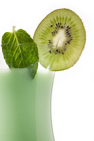 Imagen recortada de vaso de jugo de fruta kiwi —  Fotos de Stock
