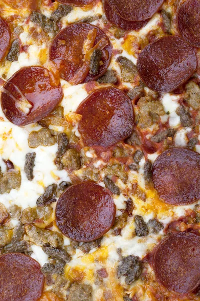 Обрезанное изображение пиццы с пепперони — стоковое фото