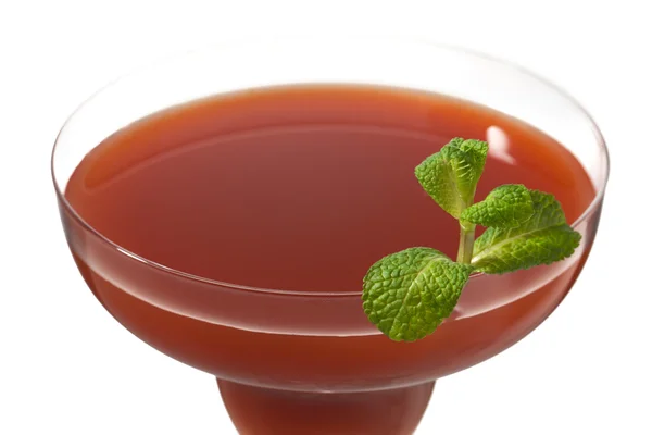 Przycięte zdjęcie sok truskawkowy, poziomkowy w martini — Zdjęcie stockowe