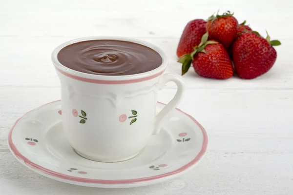 Kopje warme chocolademelk en aardbeien — Stockfoto