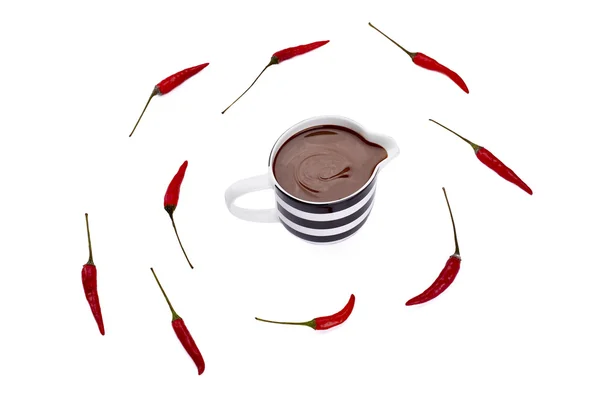 Κύπελλο λιωμένη σοκολάτα με διάσπαρτα κόκκινο τσίλι — Φωτογραφία Αρχείου