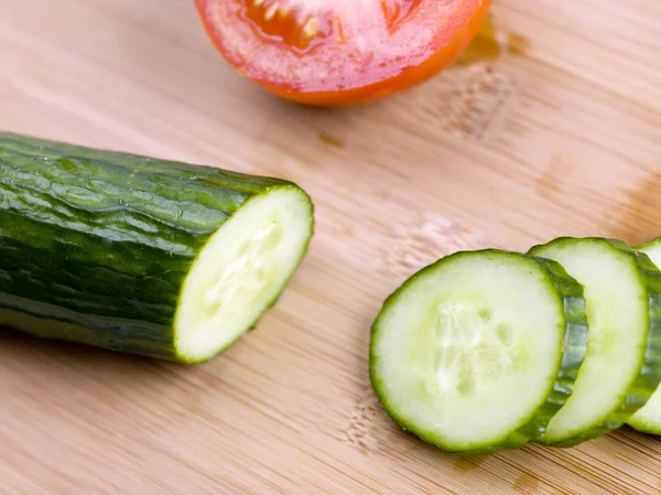 Gesneden komkommer met tomaat — Stockfoto