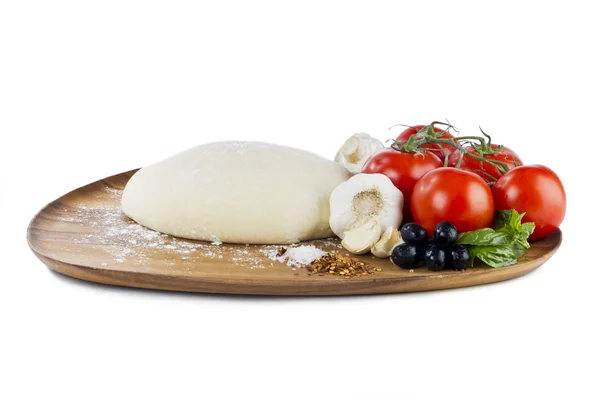 面团番茄黑橄榄蘑菇和蒜米 — 图库照片
