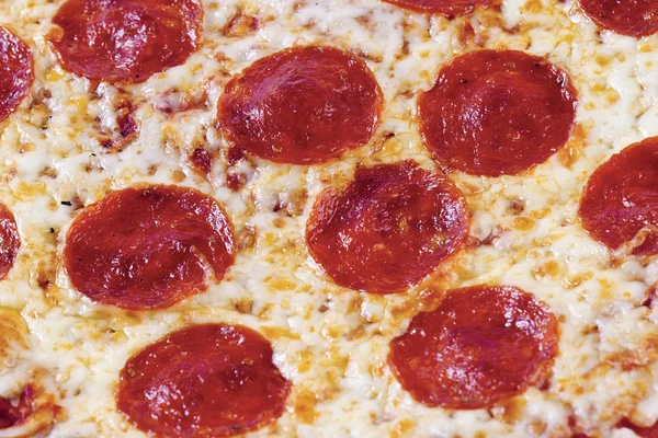 Primo piano estremo della pizza al salame piccante — Foto Stock