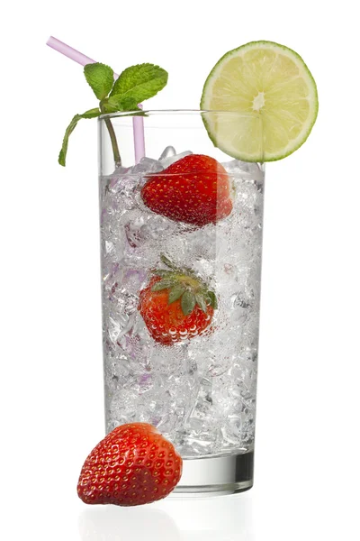 Glas voller Eiswürfel mit Erdbeeren und mit Zitronenscheibe und Pfefferminze dekoriert — Stockfoto