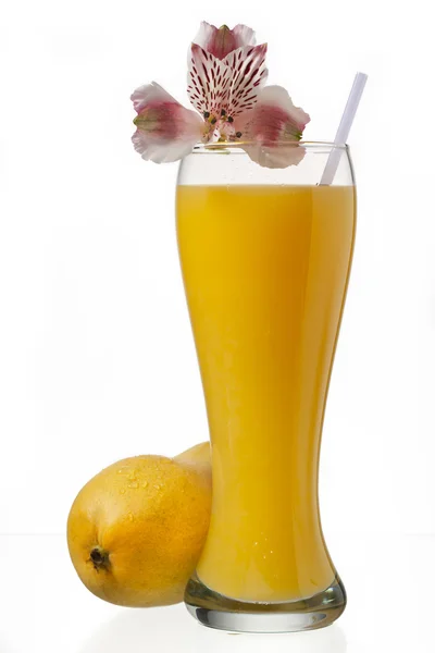 Glas av mango juice och dekorerad med blommor — Stockfoto
