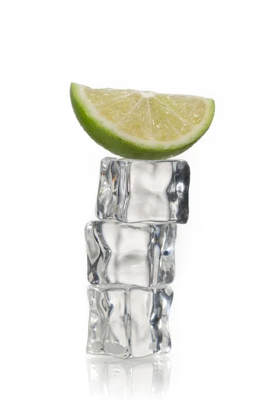 Cubos de hielo con limón encima — Foto de Stock